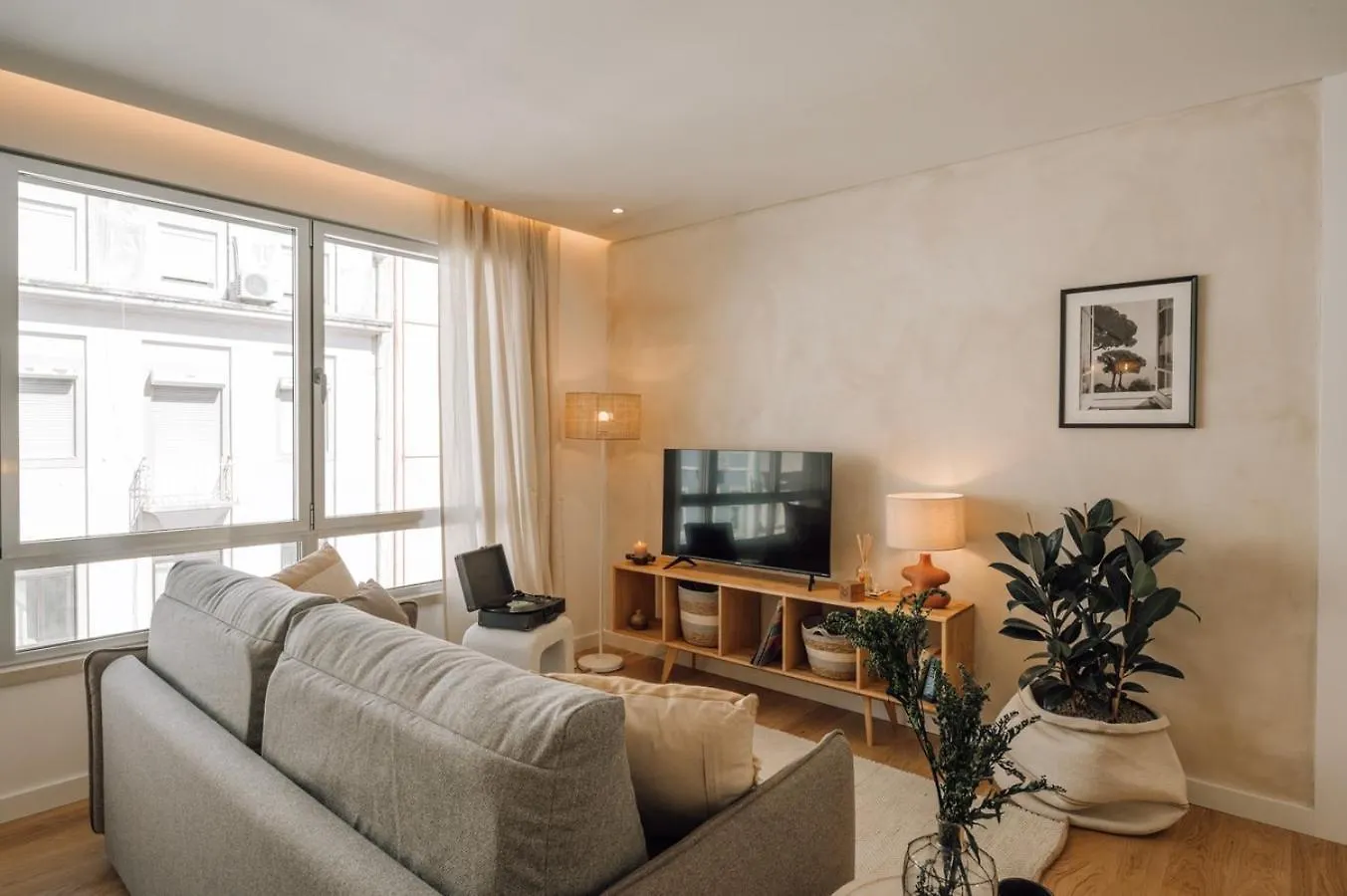 Tarquinia - 1 Bedroom And Parking In Alvalade Lisbon 0*,  Portugal